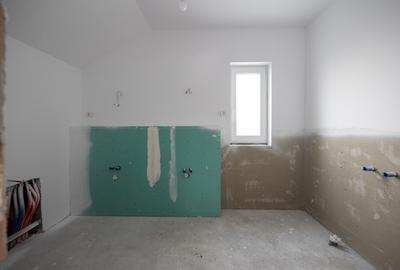 Despartit prin casa scarii! Zona buna! Asfalt! Toate utilitatile! - 10