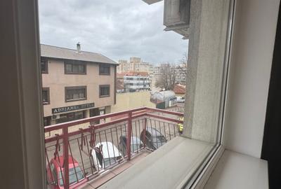 Oferim spre chirie apartament cu 3 camere zona Spital - 1