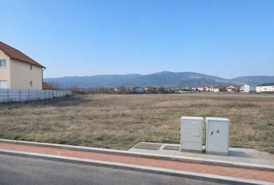OKAZIE ! Teren Intravilan 4080 mp. D=31 m. PUZ aprobat P+3+1 Rh Asfalt Utilitati - 4
