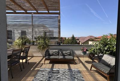 Penthouse cu 3 camere decomandat, mobilat în Central