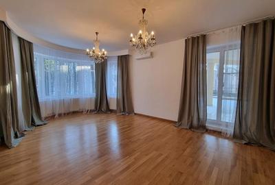 Apartament cu 4 camere decomandat în Băneasa