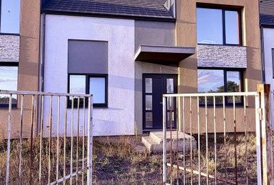 Casa tip triplex, cu 2 camere, de vanzare in Sanandrei. - 1