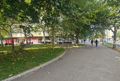 Spatiu comercial, parter bloc, 3 intrari, posibil amenajare in 2 sau 3  spatii - 1