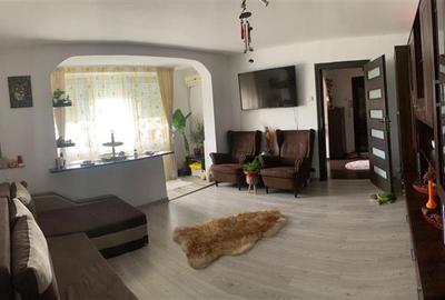 Apartament cu 3 camere semidecomandat în Tei
