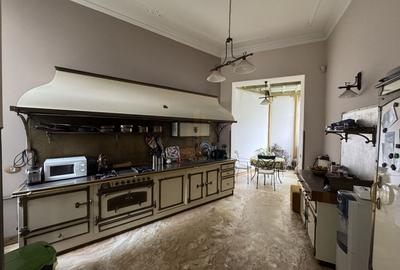 Vila istorica de vanzare in zona *Unirii* | 21 camere | curte, garaj - 15