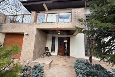 De vanzare Casă / Vilă cu 9 camere la lac cu piscina - 1