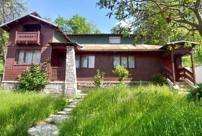 Casa gospodarului, bine întreținută, cu teren generos – Comarnic - 3