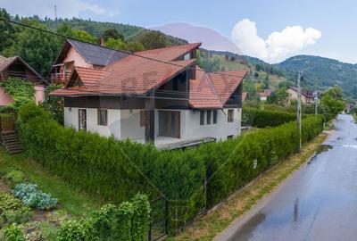 Casa / Vila cu 8 camere / 7 bai de vanzare, Moieciu de Jos