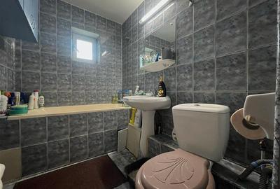 Apartament cu 3 camere decomandat, situat în cartierul Nicolina 2 - 10