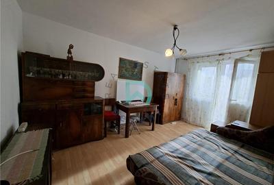 Apartament cu 3 camere decomandat în Astra
