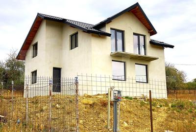 Casă individuală cu 4 camere în Bucium