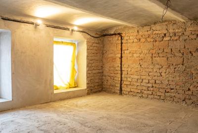 CASA SINGUR CURTE DE RENOVAT  cu teren 297 mp -ZONA PIATA UNIRII- comision 0% - 4