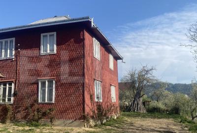 Casă individuală cu 8 camere în Frasin