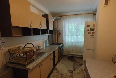 Inchiriez apartament 3 camere zona 300 - 1