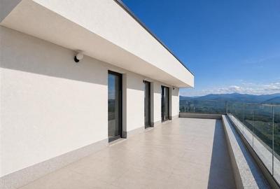 Penthouse cu 4 camere decomandat în Exterior Sud