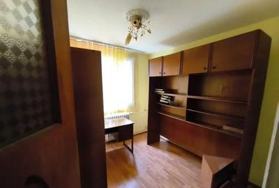 Apartament cu 3 camere semidecomandat în 1 Decembrie 1918