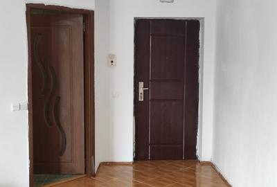Garsonieră decomandată, mobilată în Florești