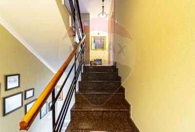 Casă spațioasă 350 mp utili, Teren 650 mp, Garaj subteran, Tractorul - 24