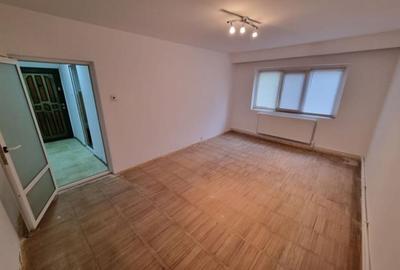 Poarta 6 - Liceul "Lucian Blaga" -3 decomandate - 2 bai - centrală gaze - 1