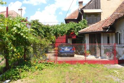Casa/ gospodarie  saseasca in sat Bunesti, judet Brasov. Pe drumul spre VISCRI. - 16