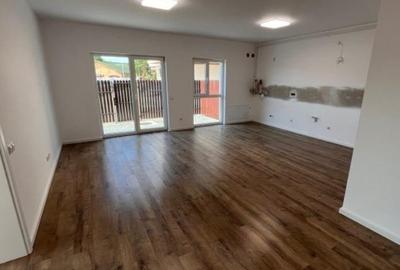 Apartament cu 3 camere semidecomandat în Florești