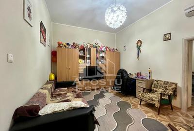 Apartament 2 camere, curte comuna,zona Traian - 1