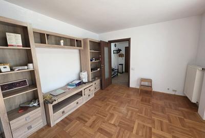 Apartament cu 3 camere semidecomandat în Titan