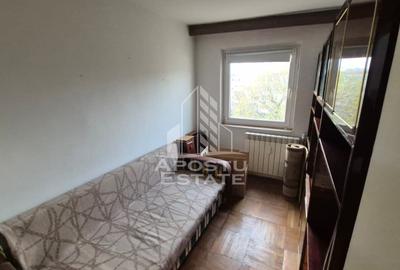 Apartament cu 3 camere, balcon, zona Sagului - 1