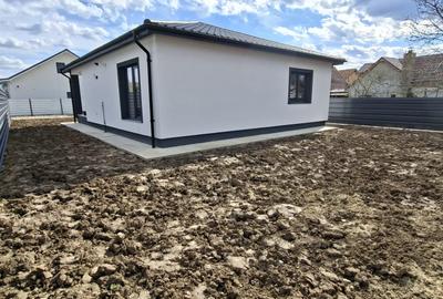 Casă nouă - 3 camere 93 mp / teren 410 mp / apa,canalizare,gaz,curent - 4