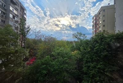 Garsonieră decomandată în Titan