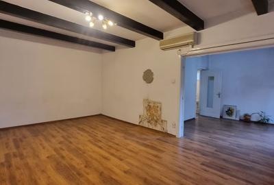 Apartament cu 3 camere semidecomandat în Polonă