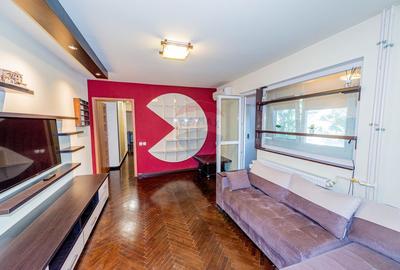 Apartament cu 3 camere semidecomandat, mobilat în Păcii