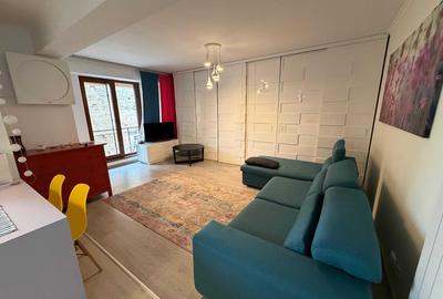 Apartament cu 3 camere decomandat, mobilat în P-ța Victoriei