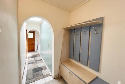 Apartament cu 3 camere decomandat, situat în cartierul Nicolina 2 - 4