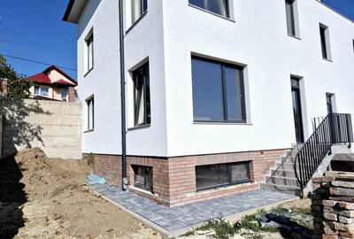 Duplex in Dambul Rotund  cu front la doua strazi - 2