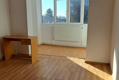 Se vinde un apartament cu 4 camere decomandat, situat în zona Port – Centru, - 2