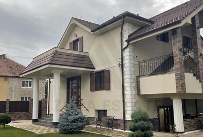 Casă individuală cu 8 camere în Lazaret