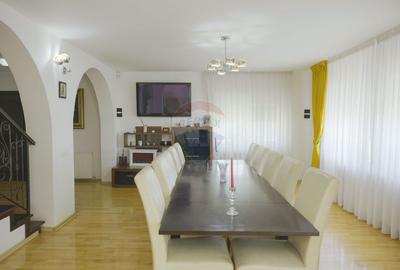 Casă individuală cu 7 camere în Girov