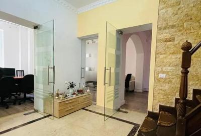 Bijuterie Arhitecturală: Refugiul tău de Lux cu Piscină în Inima Orașului - 12