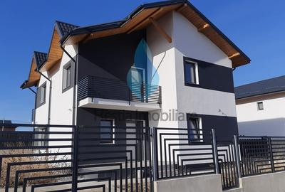 Casă cu 4 camere în Breazu
