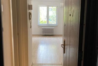 Piata Romana, ideal Birou (office),  et 1 , stradala, nemobilata, 300 euro - 1