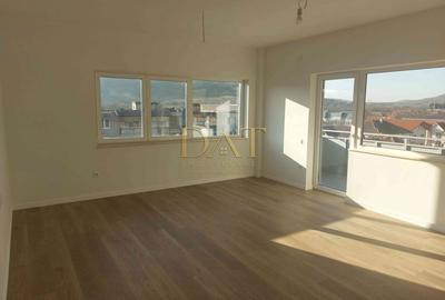 Apartament cu 3 camere semidecomandat în Baciu