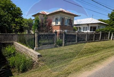Casă individuală cu 4 camere în Almăj