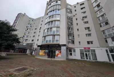 Spatiu comercial 9Mai 82 # peco Moll - 1