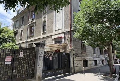 Apartament cu 3 camere semidecomandat în P-ța Romană