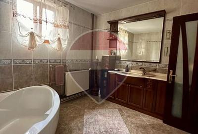 Casă / Vilă cu 8 camere de vânzare în Suceava - 17