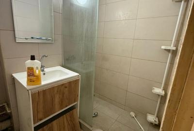 Apartament cu 4 camere semidecomandat în Calea București