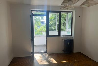 Apartament cu 3 camere semidecomandat în Iancului