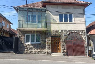 Casă vilă de vânzare în Reghin, zona centrală. - 1