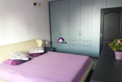 Apartament cu 3 camere semidecomandat, mobilat în Tei